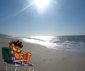 Garfield on the beach sitting in a deckchair puzzle