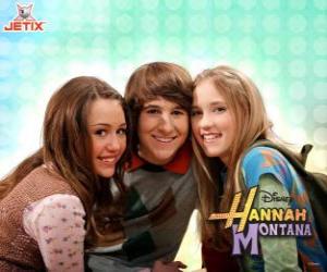 Miley Stewart / Hannah Montana (Miley Cyrus) with his friends, Oliver Oken (Mitchel Musso) and Lilly Truscott (Emily Osment) puzzle