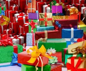 pile-of-christmas-gifts-w_4ae801e372b91-