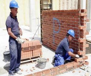 A bricklayer raising a wall puzzle