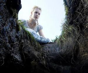 Alice (Mia Wasikowska) to fall into the rabbit hole will make it a wonderland puzzle