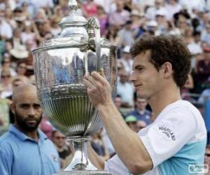 Andy Murray whit a trophy puzzle
