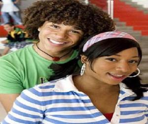 Chad (Corbin Bleu), Taylor (Monique Coleman) puzzle