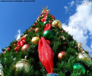 Christmas tree with baubles puzzle