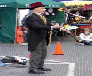 Clown doing jugglings puzzle