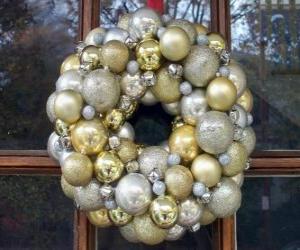 Crown of Christmas, made with balls puzzle