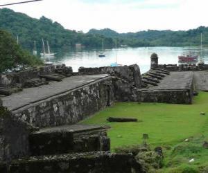 Fortifications of the Panama Caribbean coast: San Lorenzo and Portobelo puzzle