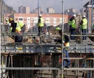 General view of a house under construction with different operators working puzzle