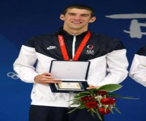 Michael Phelps whit a trophy puzzle