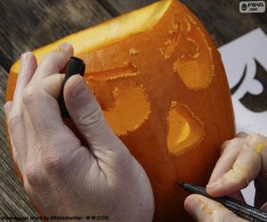 Preparing the pumpkin of Halloween puzzle