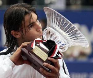 Rafa Nadal whit a trophy puzzle