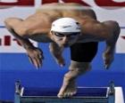 Michael Phelps tirando-se a la piscina