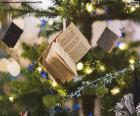 A good option to decorate the Christmas tree, it can be a few small books