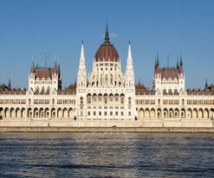 The impressive Hungarian Parliament building in Budapest on the shore of the Danube puzzle